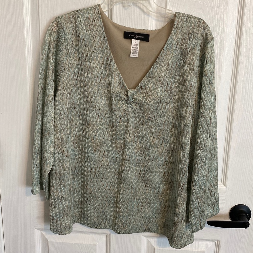 Jones New York Woman Ladies V neck top Size 2X, 100% polyester machine washable